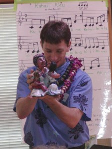 Kaliko accepts an award on behalf of Aunty Nona for the Childrens Music Network, 2006